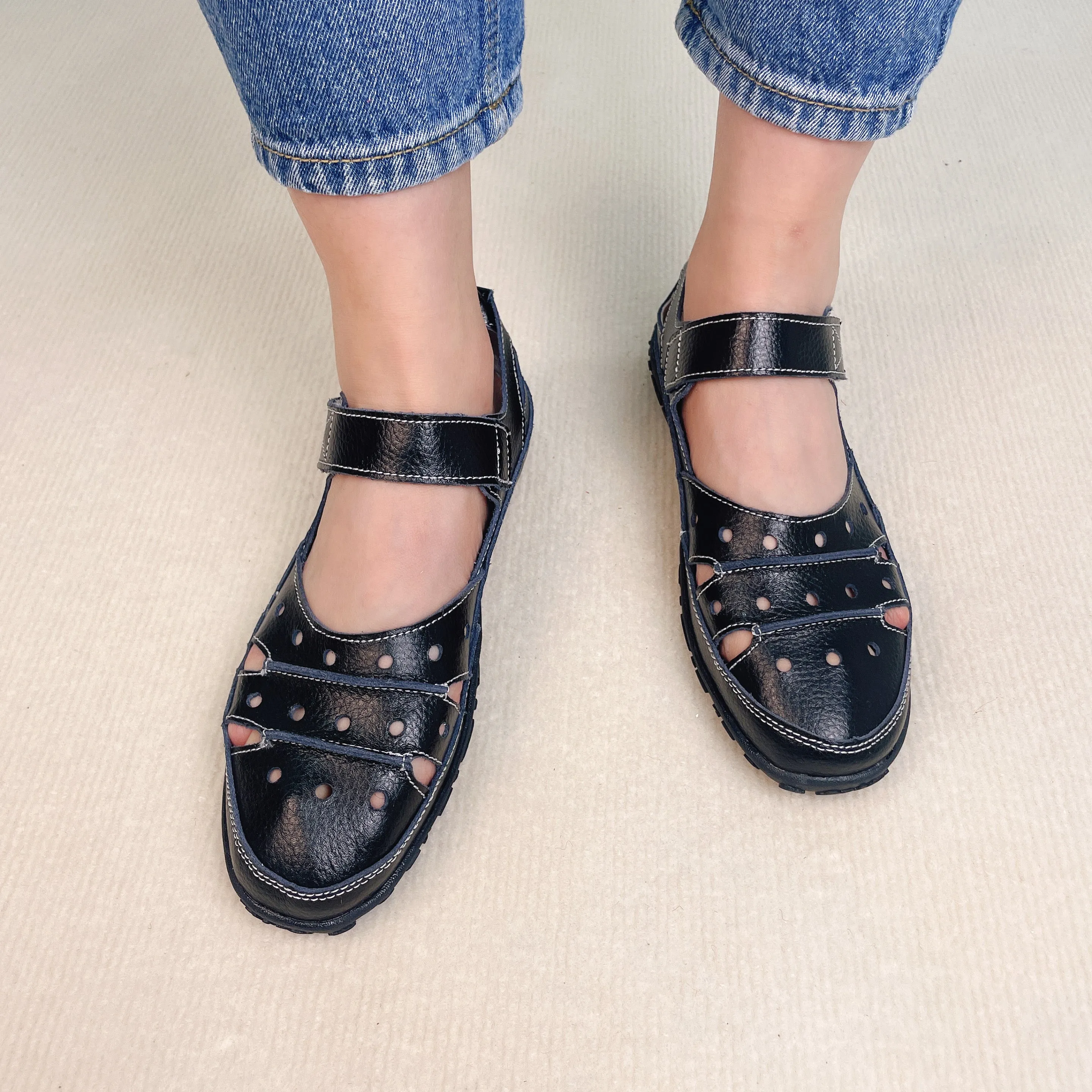 Owlkay - Stride Harmony Hollow Hook Flat Sandals